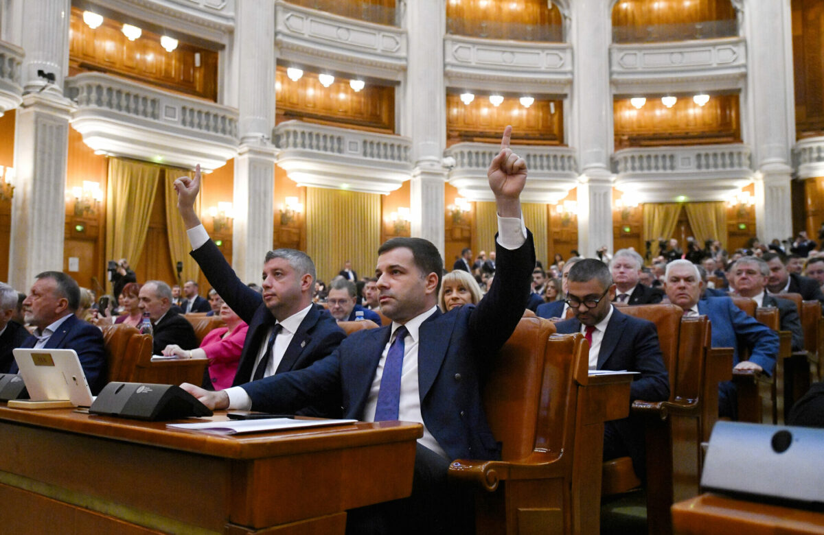AUR crește în plină criză politică