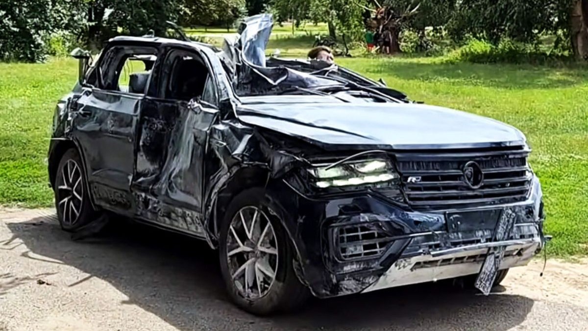 Un Volkswagen Touareg a fost lovit de explozia unei rachete balistice și încă merge