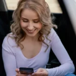 Câte minute poți lăsa telefonul în mașină pe caniculă? Dispozitivele care pot exploda la căldură • Newsweek România