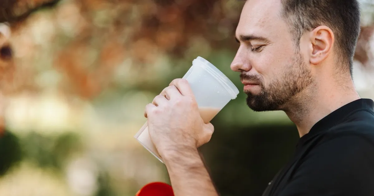 Este adevărată legătura dintre shake-urile proteice și chelia la bărbați? Ce spun experții despre asta • Newsweek România