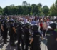 Protest violent în Piața Victoriei. Manifestanții aruncă cu obiecte, jandarmii folosesc gaze lacrimogene • Newsweek România