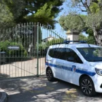 Două dintre cele patru tablouri furate din Muzeul Renoir, recuperate după ce au fost abandonate de hoţi • Newsweek România
