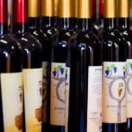 Nu mai arunca sticlele de vin goale! Trucul simplu le transformă în decorațiuni spectaculoase în câteva minute • Newsweek România