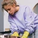 Grăsimea și mirosurile dispar ca prin minune. Amestecul din bucătărie care înlocuiește toți detergenții • Newsweek România