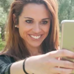 Ce se întâmplă dacă pui o frunză de dafin în husa telefonului? Tot mai mulți oameni fac asta • Newsweek România