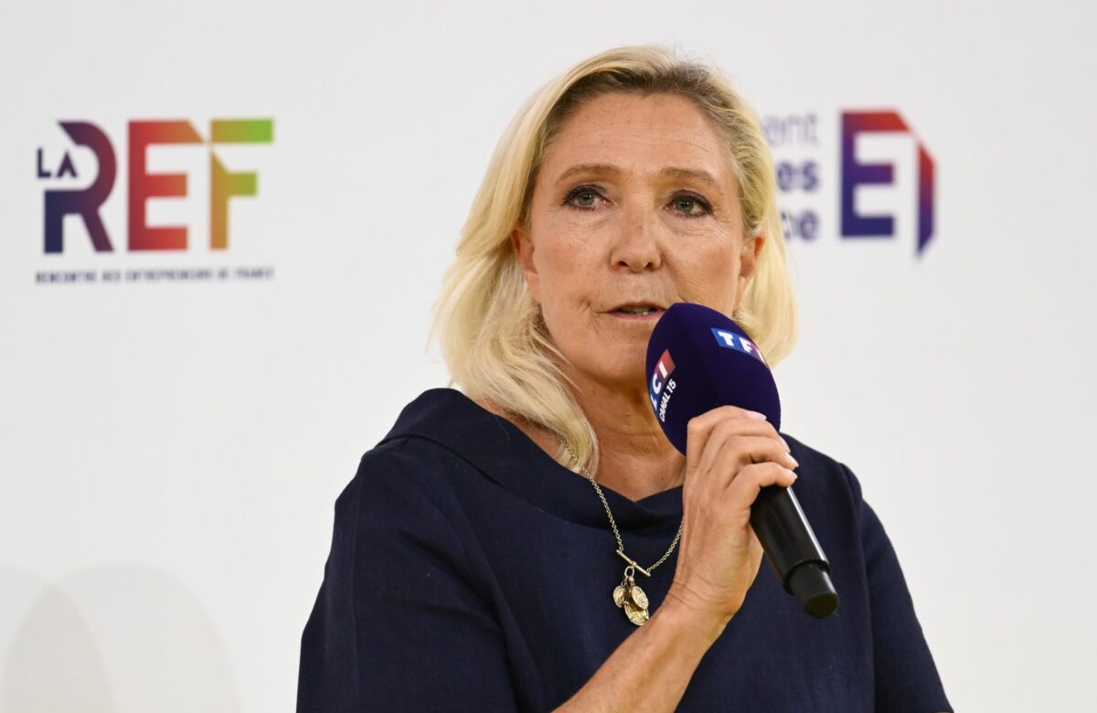 Marine Le Pen conduce cursa pentru Élysée. Ce plan are Macron