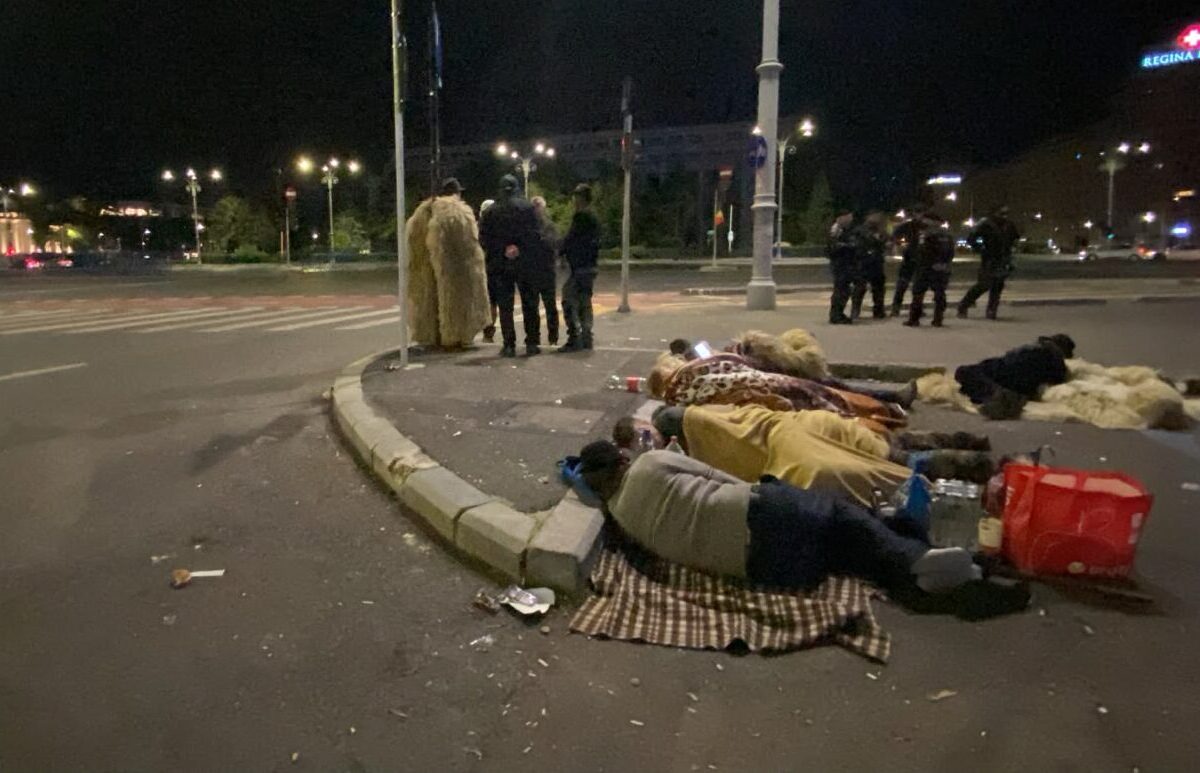 Imaginile disperării. După protestul cu violențe din Piața Victoriei, oierii s-au culcat pe trotuare în fața Guvernului. Au adormit cu capul pe borduri, cu gândul la noua zi de proteste care îi așteaptă