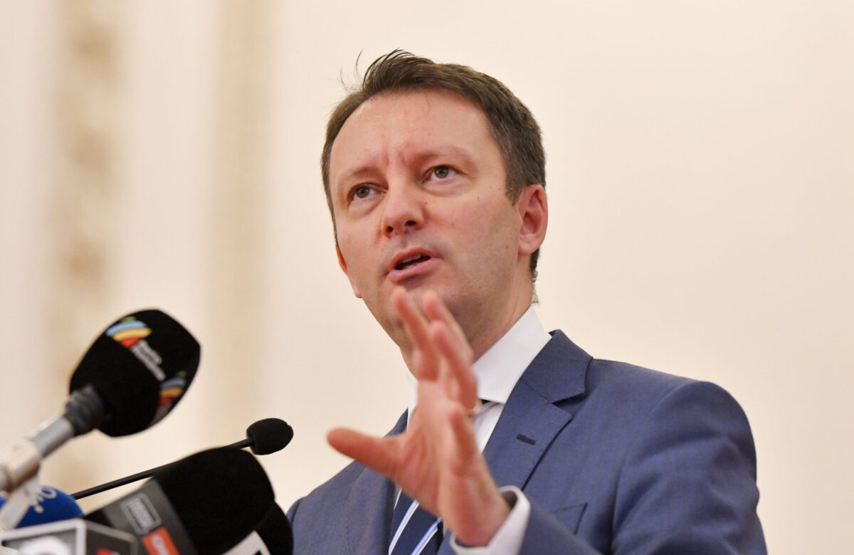 „Ne costă bani, atât când este la guvernare, cât și când este în opoziție”