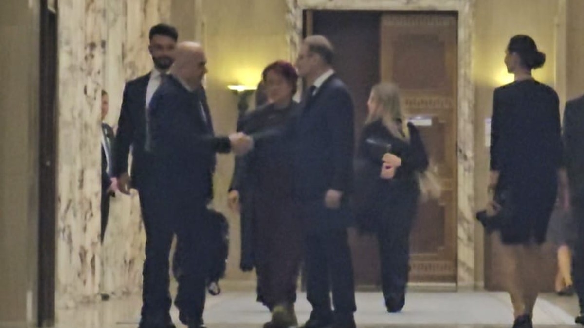Momentul în care Ilie Bolojan a plecat definitiv din Palatul Victoria și i-a predat guvernarea lui Luca Niculescu
