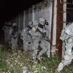 Alertă în Letonia. Bărbați înarmați au trecut granița din Belarus și au furat camerele video din frontieră • Newsweek România