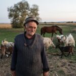 Povestea lui Gheorghe Hogaş, bătrânul care nu-și lasă casa părintească dintr-un sat aproape părăsit