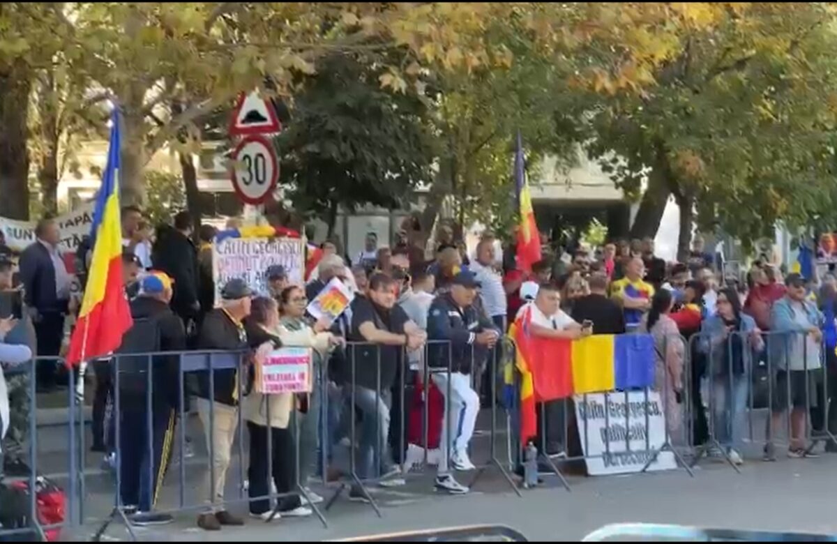 Sute de oameni în fața Arestului Central, unde este închis Călin Georgescu. Se anunță proteste în mai multe orașe din țară