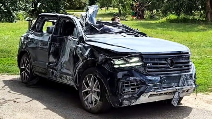 Un Volkswagen Touareg a fost lovit de explozia unei rachete balistice și încă merge