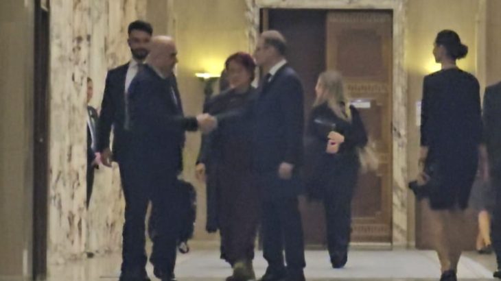 Momentul în care Ilie Bolojan a plecat definitiv din Palatul Victoria și i-a predat guvernarea lui Luca Niculescu