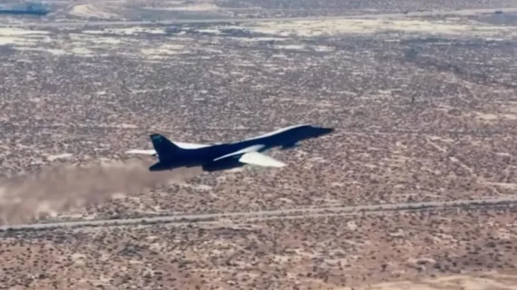 Un bombardier B-1B a apărut cu o rachetă hipersonică de 18.000.000$. Bomba are de 20 de ori viteza sunetului • Newsweek România