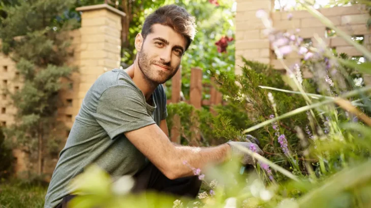 Remediul natural care elimină buruienile într-o singură zi. Le usucă până la rădăcină fără chimicale • Newsweek România