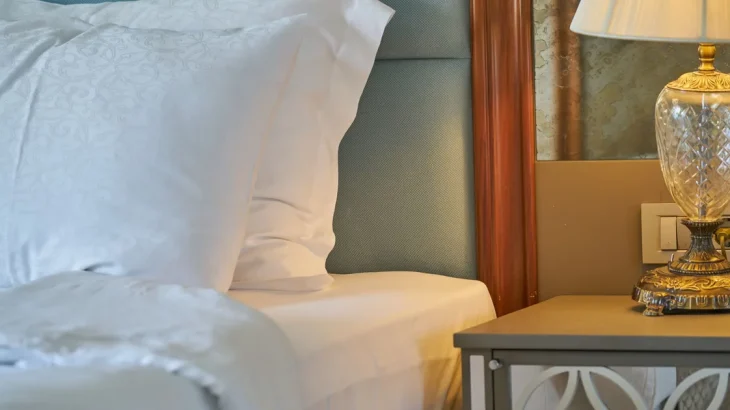 Cum să ai lenjeria de pat perfect călcată fără fier? Trucul unei menajere de la un hotel de lux • Newsweek România