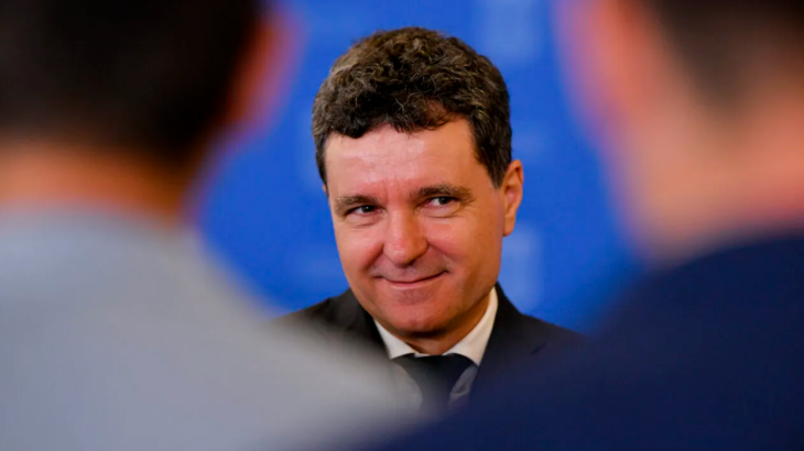 Nicuşor Dan a fugit de la Bruxelles la Washington ca un căţel care aleargă între două castroane cu lapte