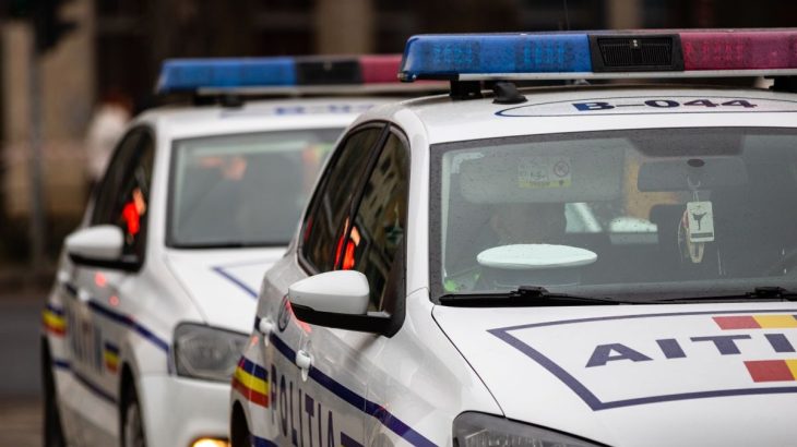 Un bărbat înarmat cu o pușcă și o grenadă de airsoft a amenințat un polițist din Alba și i-a cerut să-l împuște